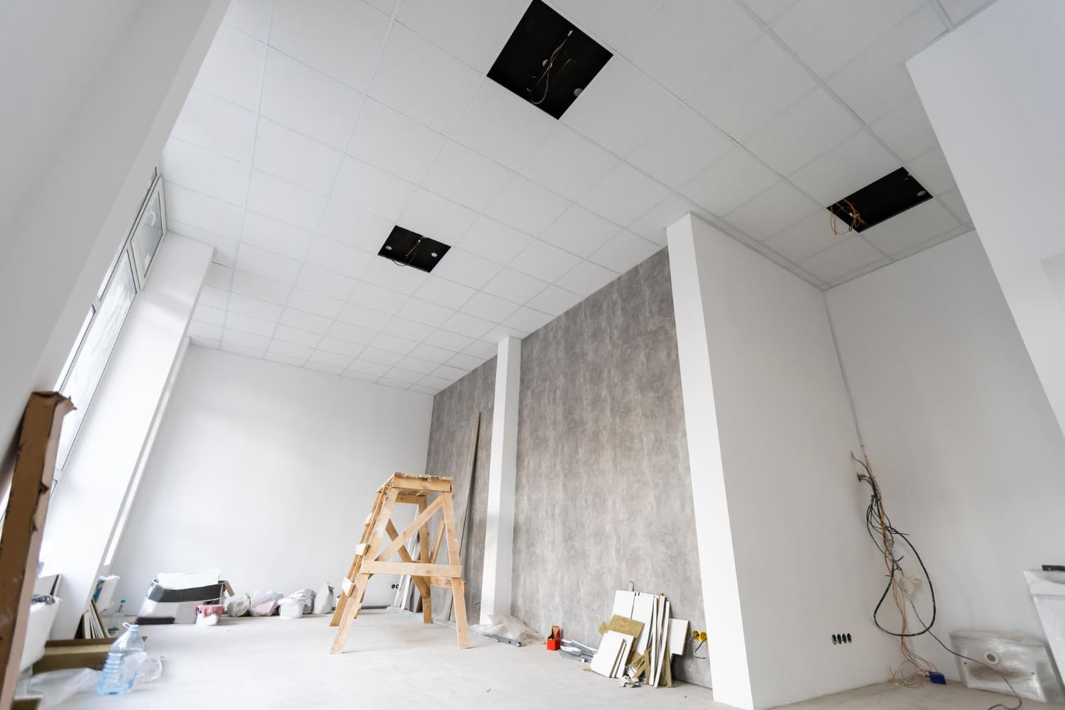 Trockenbau Ludwigsburg – Kara Stuckateur beim Aufbau einer Trennwand